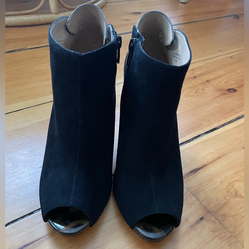 Ann Taylor black suede open toe heels with tortoise detail - size 10